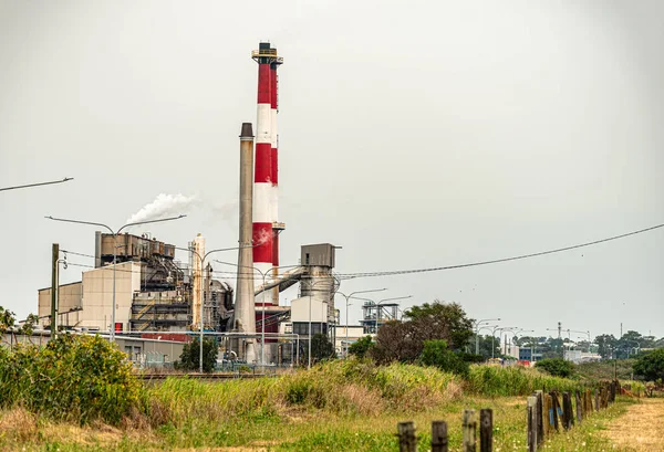 Rot Weiße Rauchschwaden Aus Dem Chemiewerk — Stockfoto