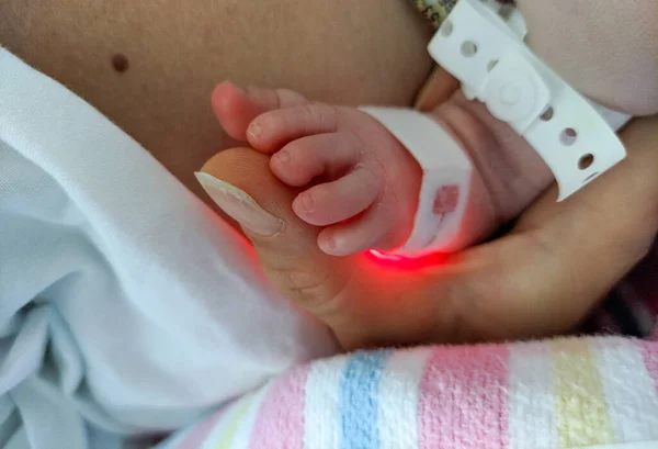 Newborn Baby Foot Heart Rate Oxygen Monitor — Fotografia de Stock