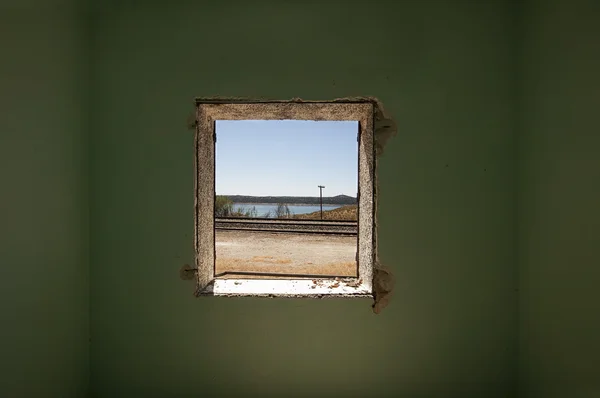 Chambre abandonnée avec fenêtre — Photo