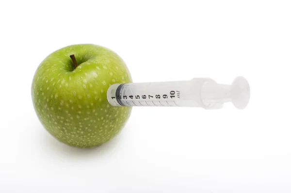 Apple para colar uma seringa isolada no fundo branco — Fotografia de Stock