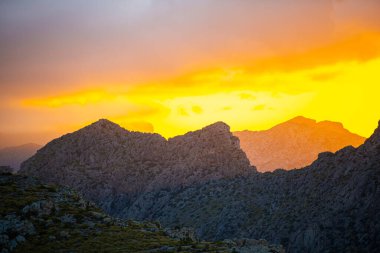 Dağlarda güzel bir gün batımı