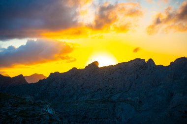 Dağlarda güzel bir gün batımı
