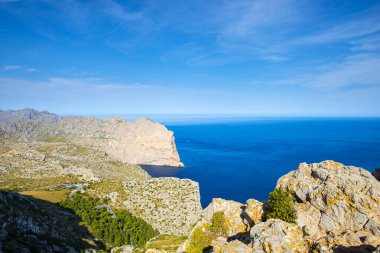 Deniz kıyısının güzel manzarası