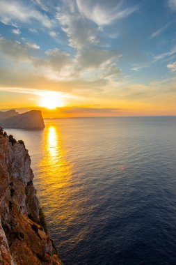 Denizin üzerinde güzel bir gün batımı