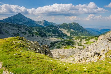 Güneşli bir günde dağların muhteşem manzarası