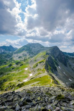 Güneşli bir günde dağların muhteşem manzarası