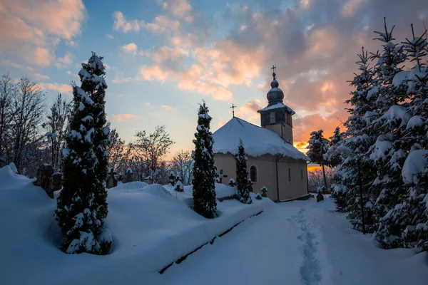 冬の間の教会の最初の眺めは — ストック写真