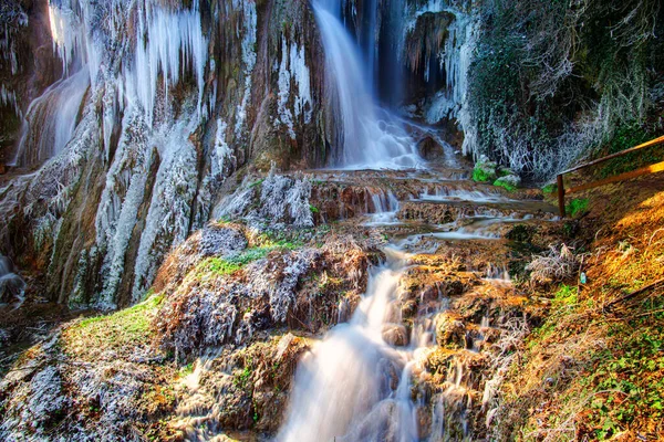 Cascata Nella Foresta Nella Giornata Sole — Foto Stock