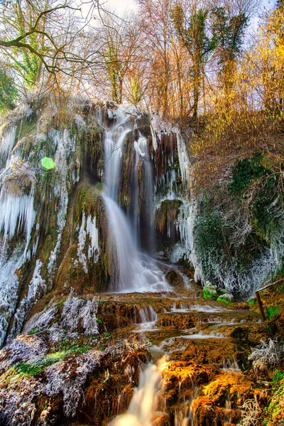 Cascata Nella Foresta Nella Giornata Sole — Foto Stock