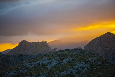 Günbatımı dağ tepe üzerinde