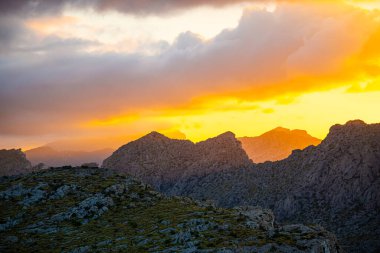 Günbatımı dağ tepe üzerinde