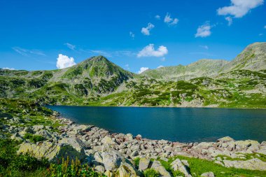 Dağlardaki gölün güzel manzarası