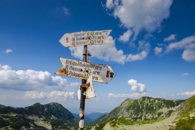 Dağlar vadisinde bir işaret var.