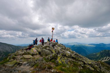Dağlarda yürüyüş parkuru.