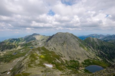 Dağlardaki gölün güzel manzarası