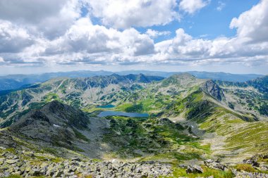 Dağlardaki gölün güzel manzarası