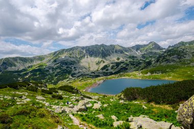 Dağlardaki gölün güzel manzarası