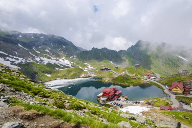 Dağları ve dağları olan güzel bir manzara