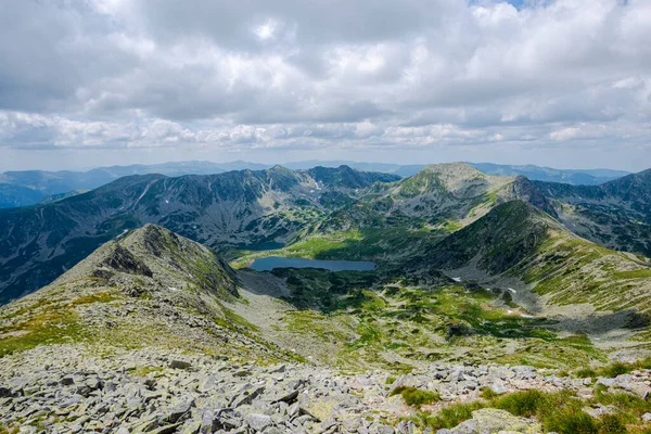 Dağlardaki gölün güzel manzarası