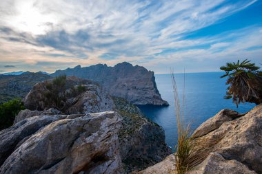 Uçurumu ve dağı olan güzel bir manzara.