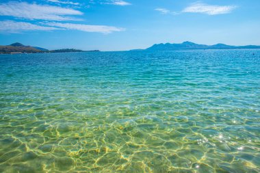 Mavi gölü ve denizi olan güzel bir sahil