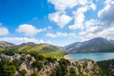 Dağlardaki güzel göl manzarası 