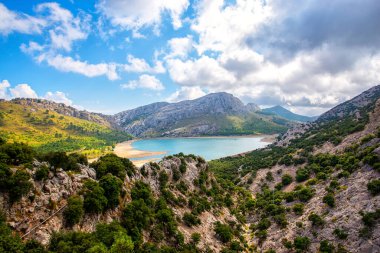 Dağlardaki güzel göl manzarası 
