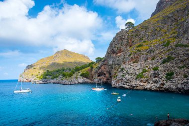 Deniz manzarası ve Akdeniz kıyılarının en kuzeydeki adası.