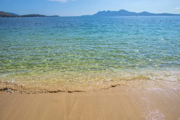 Mavi gölü ve denizi olan güzel bir sahil