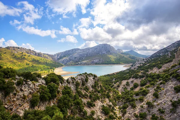 Dağlardaki güzel göl manzarası 