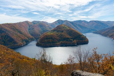 Güzel göl manzarası