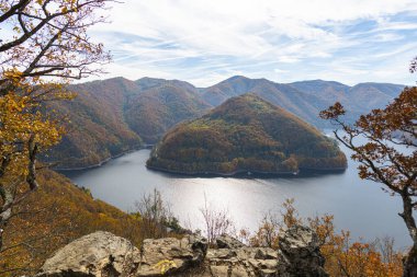 Dağlardaki güzel göl manzarası