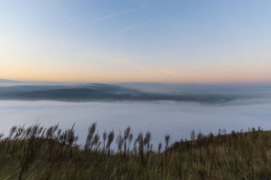 Dağın üstünde güzel bir gün batımı