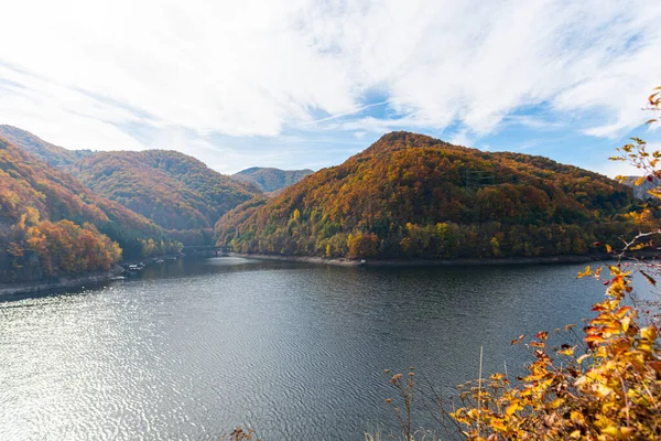 Gölü ve dağları olan güzel sonbahar manzarası