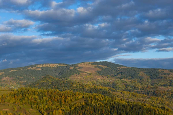 Hermoso Paisaje Con Una Montaña Fondo —  Fotos de Stock