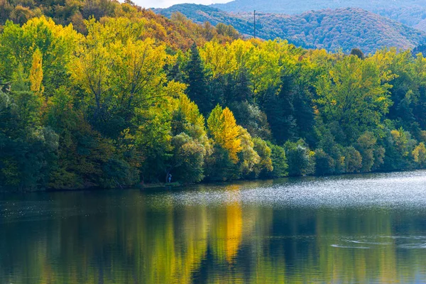 Herbstlandschaft Mit Bäumen Und Spiegelungen — Stockfoto