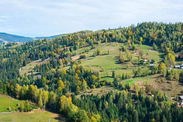 Schöne Landschaft Mit Bergen Und Grünem Wald — Stockfoto