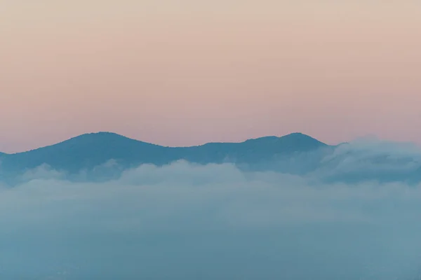 Dağlarda Güzel Bulutlar — Stok fotoğraf