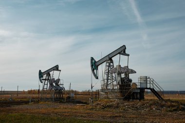 Teknolojik petrol ve gaz üretimi. Üretim, ulaşım ve petrol işleme. Dünya nüfusu için üretim.