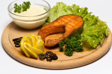 kızarmış biftek gelen ahşap tabak beyaz zemin üzerinde bir somon