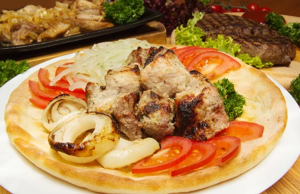 Barbacoa en una mesa en un día soleado — Foto de Stock