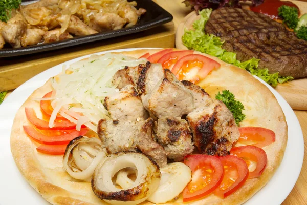 Churrasco em uma mesa em um dia ensolarado — Fotografia de Stock