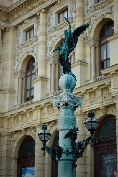 Österreich. Wien. Dekorative Straßenlaterne. — Stockfoto