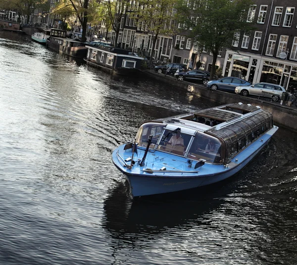 Amsterdam'da motorlu gemi