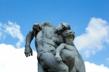 Paris'te louvre avlusunda heykel