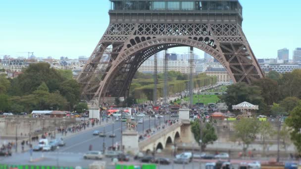 A estrada sob a Torre Eiffel — Vídeo de Stock