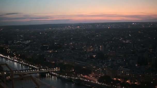 Paris. Panoramablick auf die Seine und die Abendstadt — Stockvideo