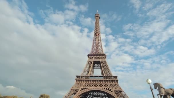 Обследование Эйфелевой башни из экскурсионного автобуса — стоковое видео