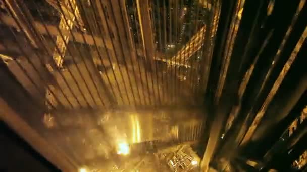 De afdaling vanaf de Eiffeltoren op de lift bij nacht — Stockvideo