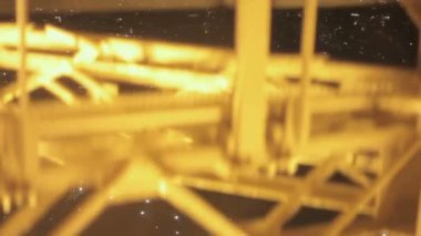 gece asansörde Eyfel Kulesi Yükseliyor